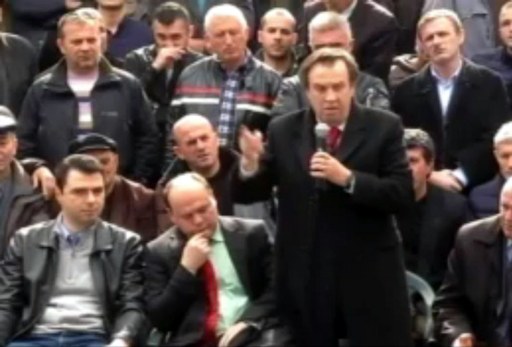 Në 26 vjetorin e rënies së monumentit, te “çadra e lirisë”, bashkëbisedim për 20 shkurtin