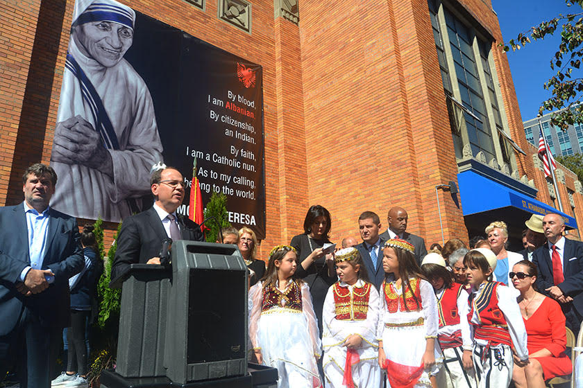 FOTO/ Kreu i Shtetit Bujar Nishani përuron në Bruklin shtatoren e shenjtores Nënë Tereza