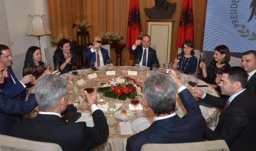 FOTOLAJM/Bujar Nishani, darkë me Arben Ahmetaj