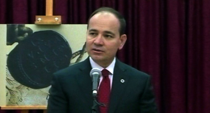 DHURATA E PAPA FRANCESKUT/ Presidenti Nishani dorëzon “Mesharin” në Bibliotekën Kombëtare