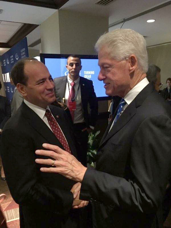 FOTO LAJM/ Presidenti Bujar Nishani takon ish-Presidentin Bill Clinton
