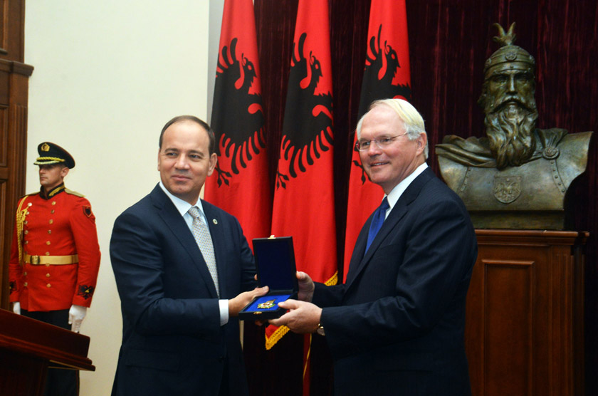 FOTO GALERI/ Presidenti Nishani vlerëson Ambasadorin Christopher R. Hill me dekoratën “Gjergj Kastrioti Skënderbeu”