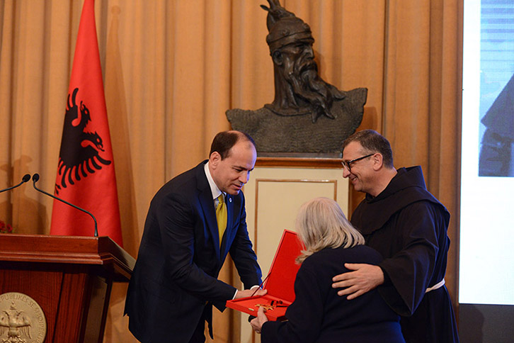 FOTO GALERI/ Socialistët bojkotojnë ceremoninë e dekorimit të Martirëve të Kishës Katolike
