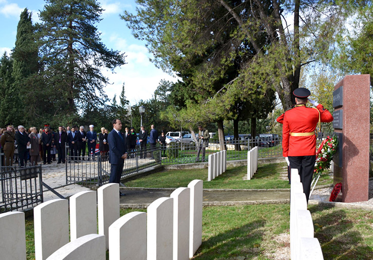FOTO/ Presidenti Nishani nderon heroizmin e ushtarëve britanikë në Ditën e Kujtesës