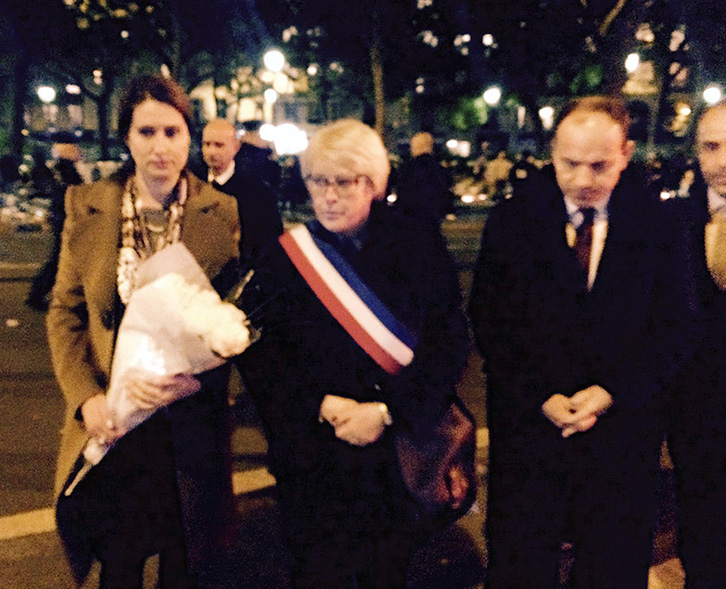 FOTO/ Paris, Presidenti Nishani dhe Zonja e Parë bënë homazhe para Teatrit Bataclan