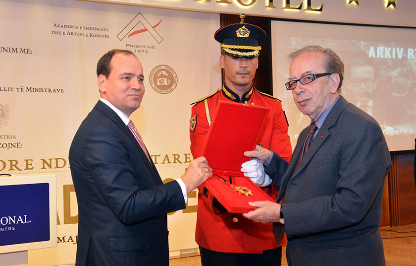 FOTO/ Presidenti Bujar Nishani nderon me “Dekoratën e Flamurit Kombëtar” shkrimtarin Ismail Kadare