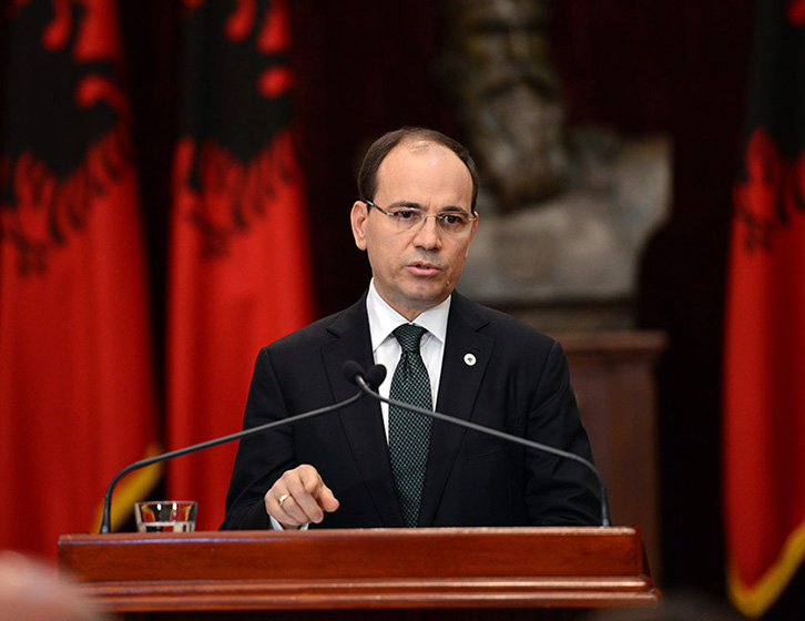 Nishani dënon dhunën në Parlamentin e Maqedonisë, apelon për qetësi e maturi politike