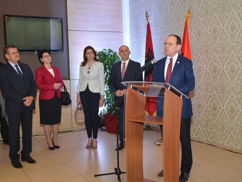 FOTO GALERI/ Nishani dekoron dy bashkëkombës në Malin e Zi