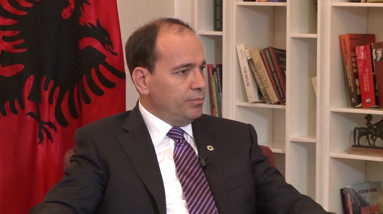 Presidenti Nishani uron besimtarët e krishterë për Krishtlindjen