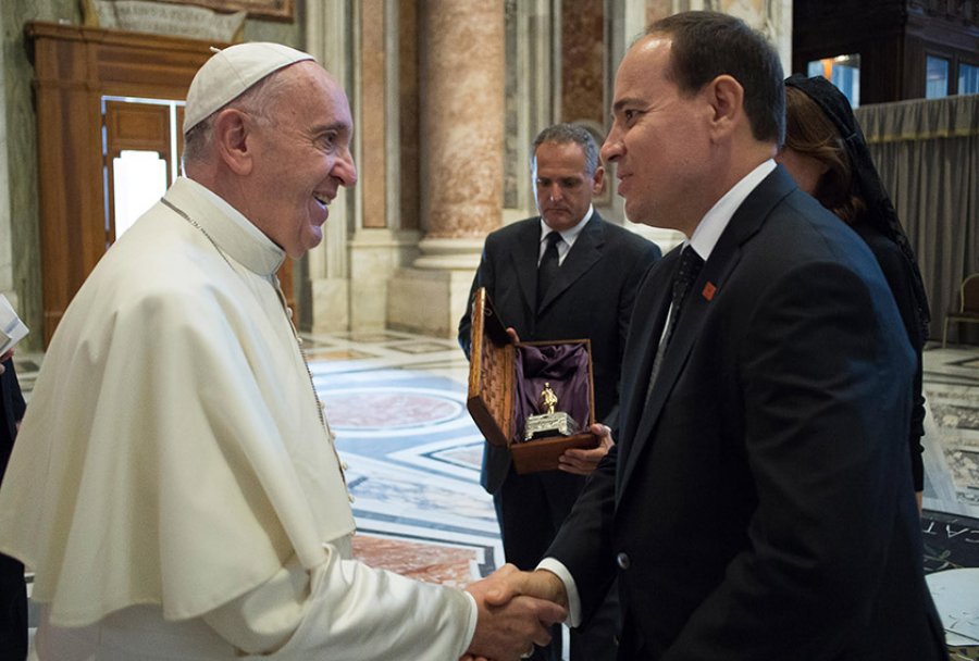 Presidenti Nishani uron Papa Franceskun për 80-vjetorin e lindjes: Jetë sa më të gjatë, i shtrenjti mik i Shqipërisë dhe shqiptarëve!