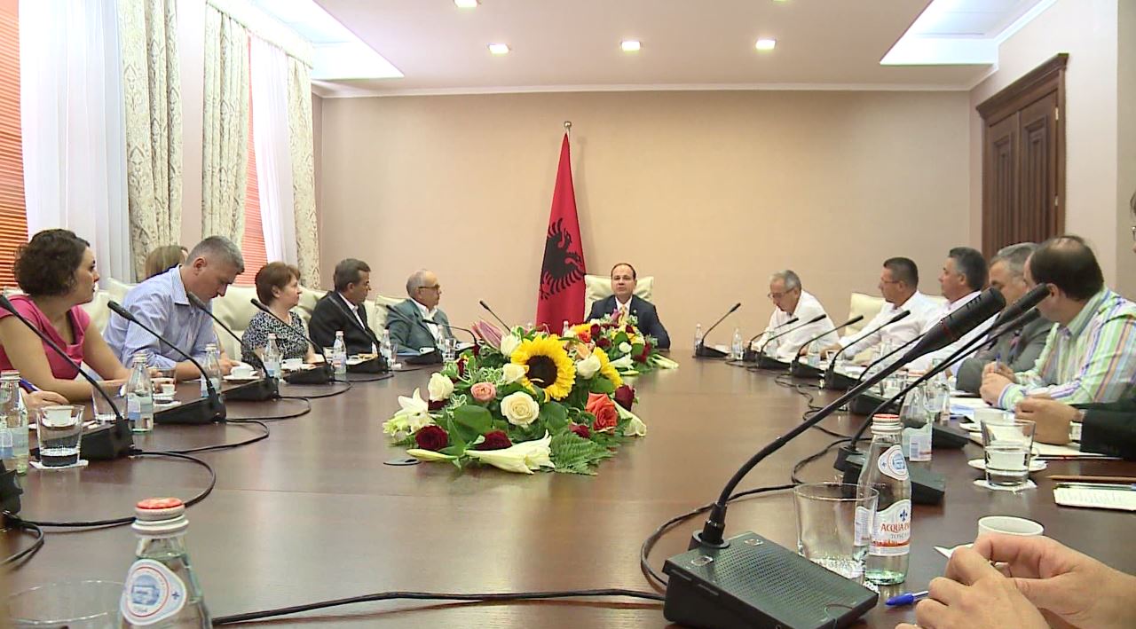 Akademikët i kërkojnë Presidentit: Mos e dekreto ligjin për arsimin e lartë