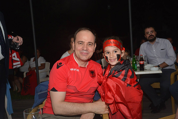 FOTO GALERI/ Ku dhe më kë e ndoqi ndeshjen mbrëmë Presidenti Bujar Nishani