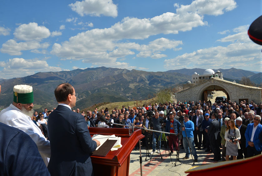 FOTO GALERI/ Presidenti Bujar Nishani uron Sulltan Novruzin nga Teqeja e Ali Postivanit