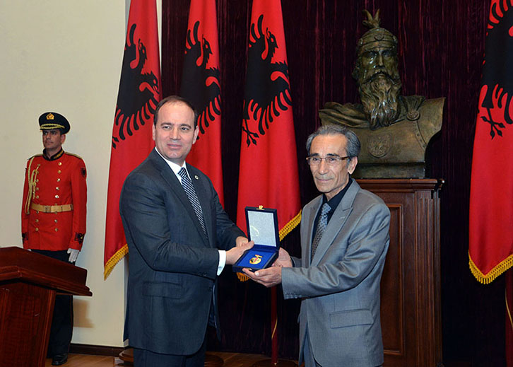 Presidenti Nishani dekoron “Nderi i Kombit” shkrimtarin Zija Çela