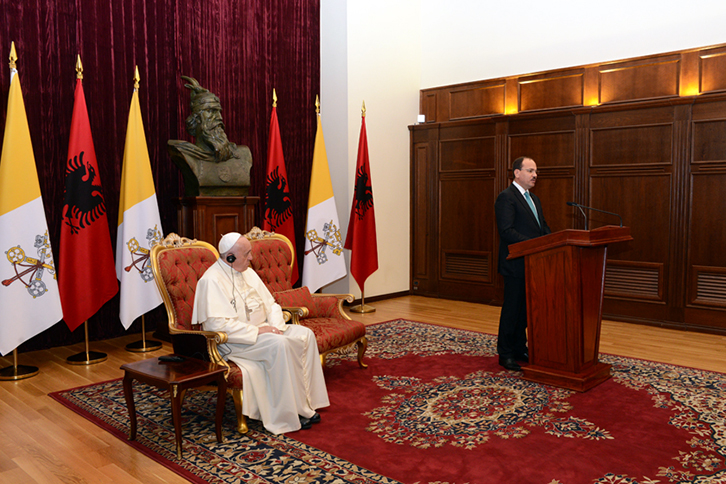 “Ju shpreh Ju dhe popullit shqiptar, bekimet e shenjta për paqe dhe gëzim!”