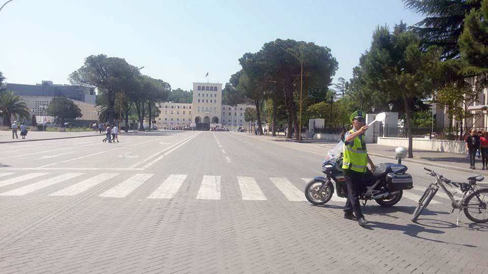 FOTO/ “Ndal policia”….! Po flet Erion Veliaj!