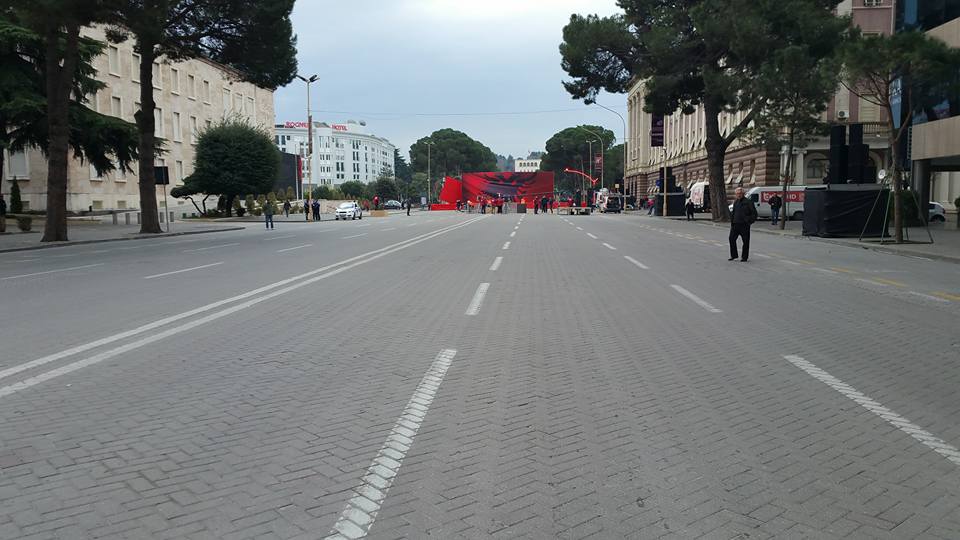 FOTO/Bulevardi, gati të vërshojë protesta e opozitës