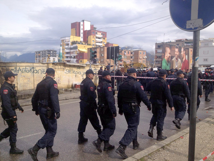 FOTO/ Protesta te bulevardi ri, banorët i bëjnë rezistencë policisë, tre gra humbasin ndjenjat