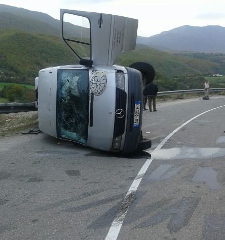 DETAJET/ Furgoni përplaset me makinën, 4 të plagosur