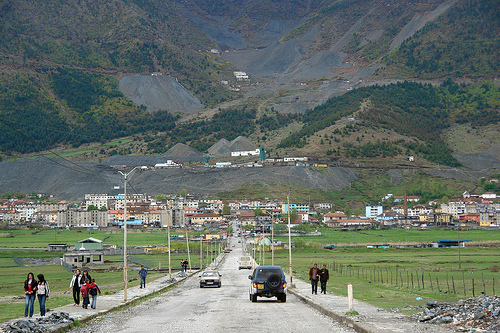 Bulqizë, tentoi ta përdhunonte, gruaja e pret në vende intime fqinjin