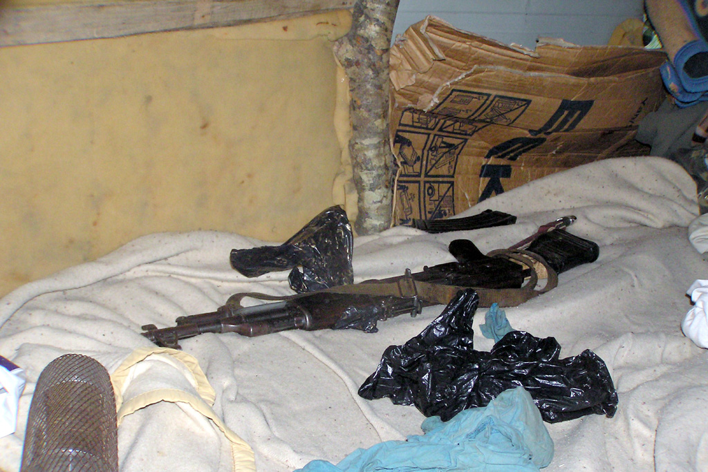 FOTO/ Bulqizë, të armatosur “deri në dhemb” arrestohen në stan dy persona nga Tirana