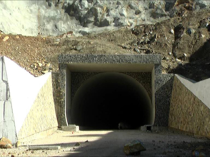 Tuneli i Qafë-Buallit – “tuneli i seksit”, policia gjen çiftin e zhveshur