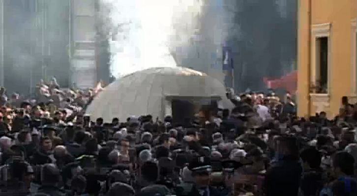 VIDEO 1/ Protestuesit tentojnë shembjen e bunkerit te ministria e Brendshme