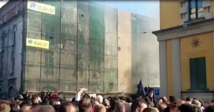 VIDEO 2/ Protestuesit i vënë flakën bunkerit te ministria e Brendshme