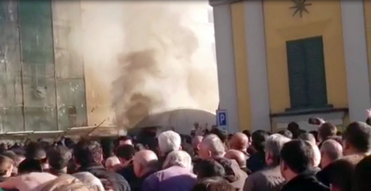 VIDEO 3/ Bunkeri te ministria e Brendshme në flakë, goditet edhe me mjete të forta