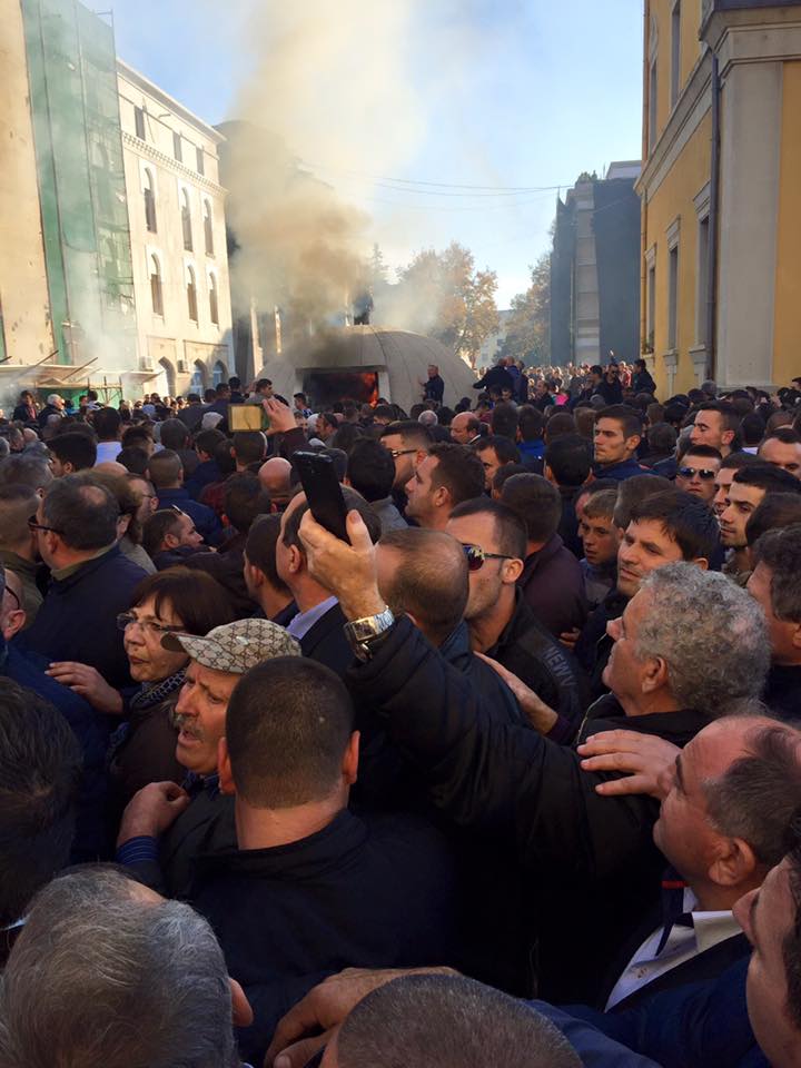 Tension në Tiranë, mijëra të zemëruar te ministria e Brendshme