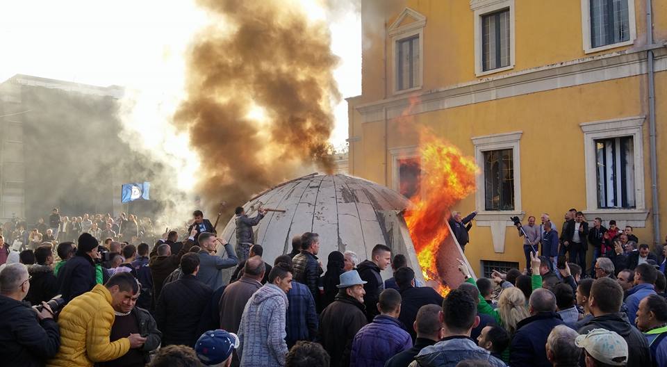 Basha komenton pas flakes ne bunker: Sot protesta më madhështore në histori