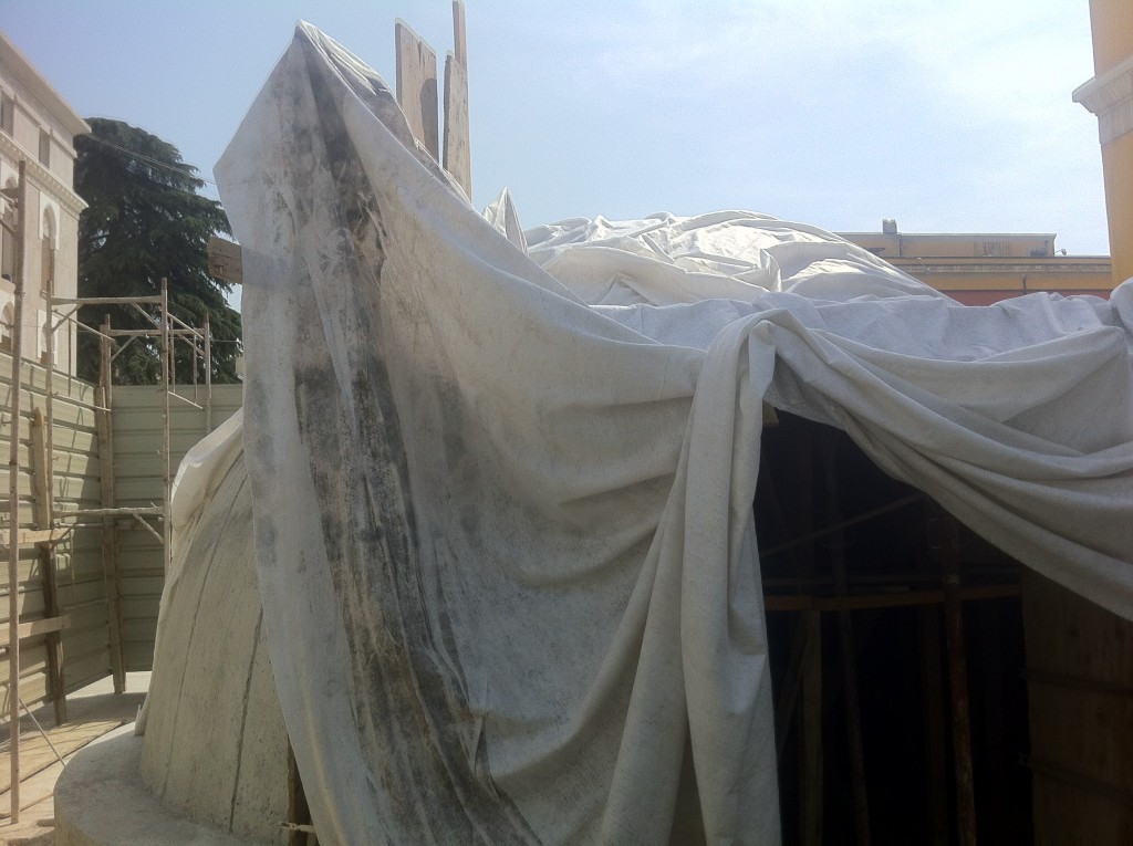 Ambasada italiane kundër ndërtimit të bunkerit, dha paratë për sheshin