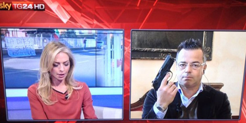 VIDEO/ Deputeti Armando Prenga e ka një konkurrent, kryebashkiaku italian nxjerr pistoletën në transmetim “live”