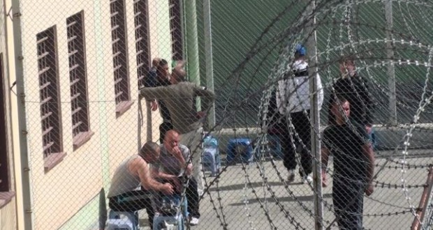 Të burgosurit flenë në tokë me turne, burgjet në Shqipëri mbi 40% të mbipopulluara