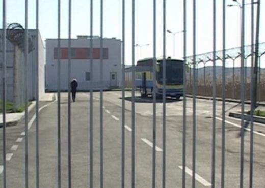 Fier, tentoi të fusë drogë në burg, kapet 36-vjeçari