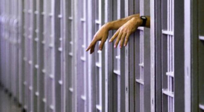 E njohu në burg, menaxherja e hotelit punësoi shoqen e qelisë si prostitutë