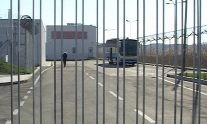 DETAJET/  Në Burgun e Fierit, vdiq  xhaxhai që përdhunoi mbesën për tri vite rresht