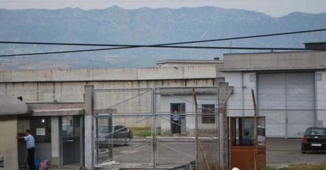 EMRI/ I riu tenton të vrasë veten me çarçaf në burgun e Fierit, në gjendje kome drejt Tiranës