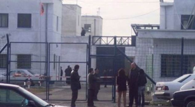 DETAJET/ Zjarri në burgun e Shënkollit, dyshohet për të lënduar, shkak shpërthimi i bombolës