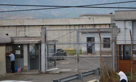 I burgosuri kërcënon pronaren në telefon pas tritolit në rrobaqepsi