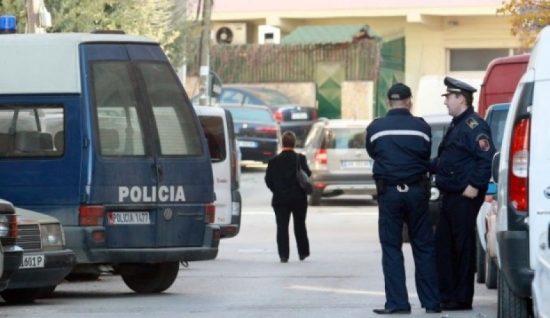 EMRI/ Fier, burri tenton të vrasë gruan me armë gjahu