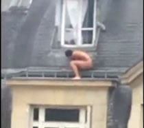 VIDEO/ Burri kthehet në shtëpi, dashnori nudo fshihet në parvazin e shtëpisë