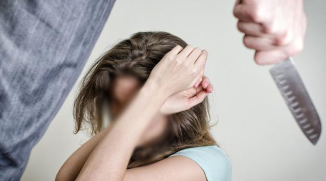 Tiranë, babai ther dy vajzat me thikë, njëra vdes në spital