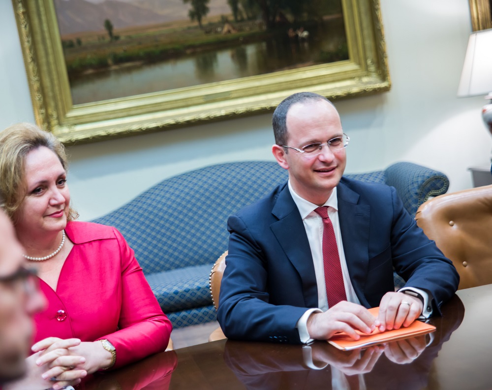 Bushati takim me zëvëndëskëshilltarin e Shtëpisë së Bardhë: Mbështetje për partneritetin strategjik me  Shqipërinë