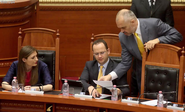 ANALIZA/ Në qeveri njëri gozhdës dhe tjetri patkoit…, për integrimin