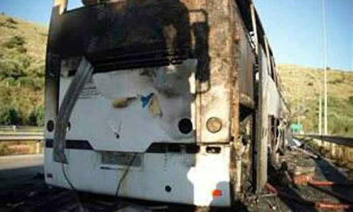 Krujë, digjet autobusi, dyshohet për një grua viktimë