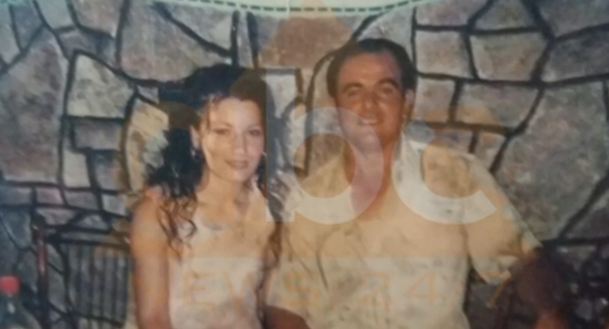 Djali i mitur pa mamin me sëpatë në dorë duke vrarë babin e tij