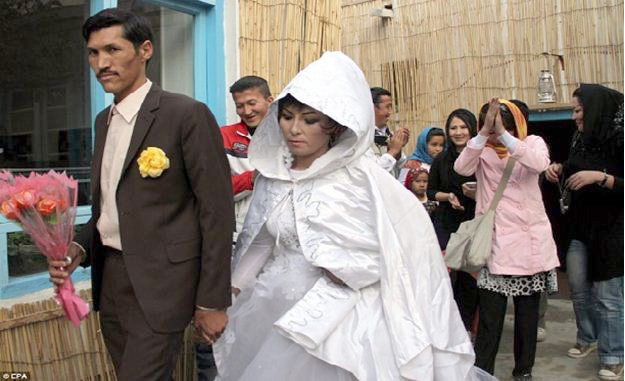 KULTURA E SJELLJES/ Babai mund të martohet  me vajzën “e tij”