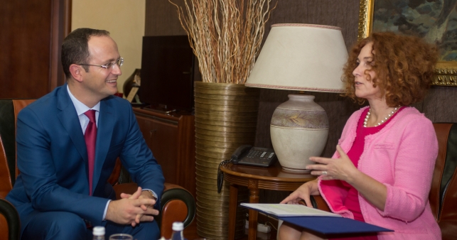 Romana Vlahutin i shkarkoi gruan nga puna, Ditmir Bushati zemërohet me ambasadoren e BE-së