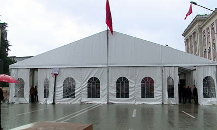 FOTO/ Ja si duket “çadra e lirisë” pak orë para protestës